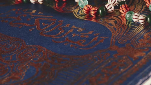 Religion Das Buch des Islam Koran und Rosenkranzperlen 23