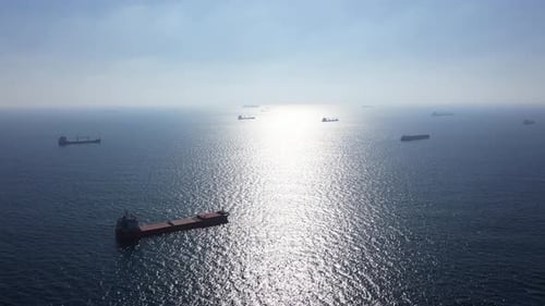 Frachttankschiffe im Mittelmeer warten an Ort und Stelle, Luftbild