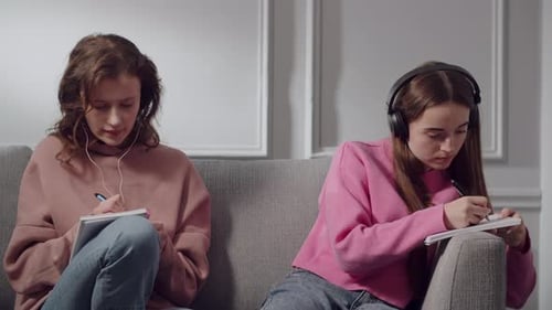 Deux adolescentes, écolières ou étudiantes, étudient à distance ou font leurs devoirs après les cours, des jeunes filles