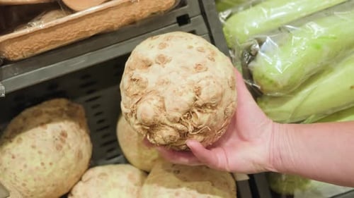 Racines de céleri fraîches sur le comptoir du supermarché