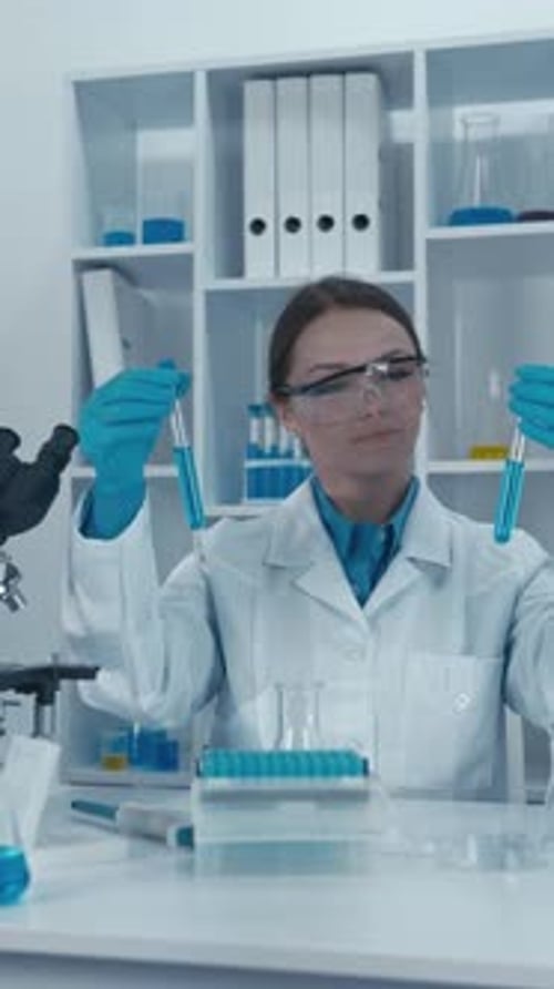 Un pharmacien analytique vérifie la qualité des matières premières et des formes posologiques finies pour