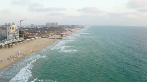 Toma de la costa con un Zumbido cerca de una obra