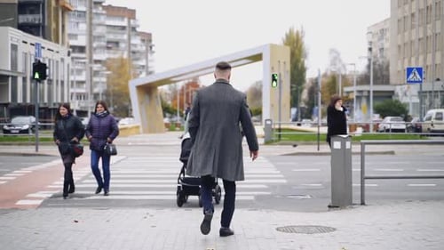 Homem atravessando a rua na cidade. Empresário atravessando a rua na faixa de pedestres na cidade