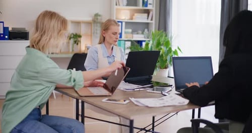 Collègues de travail féminines travaillant au bureau