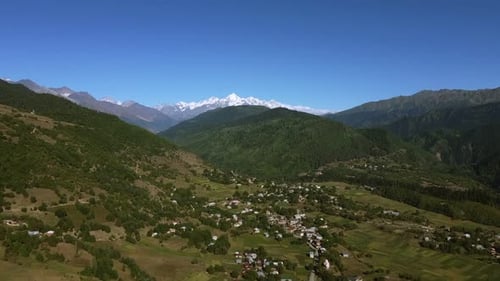 Tal mit einem kleinen Dorf in den Bergen
