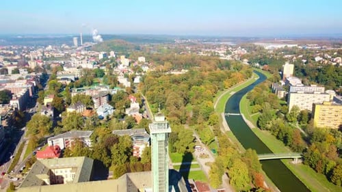 Descente aérienne automnale au-dessus du parc Komenskeho et de l'hôtel de ville, Ostrava, République tchèque
