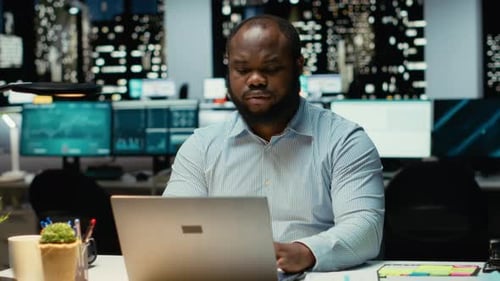 Un analyste afro-américain s'interroge sur les résultats possibles d'un problème
