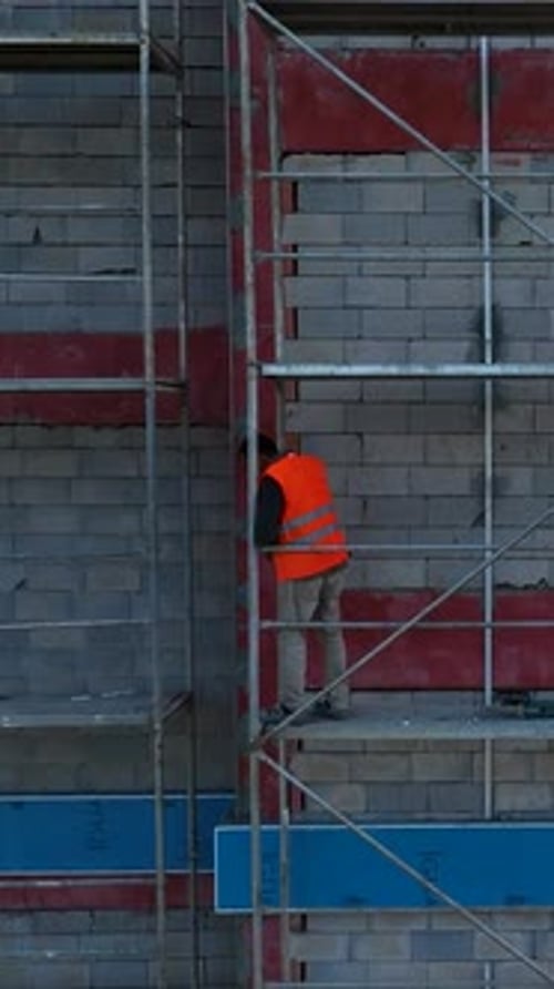 Vídeo vertical: evolución de la fachada del edificio de lo antiguo a lo nuevo