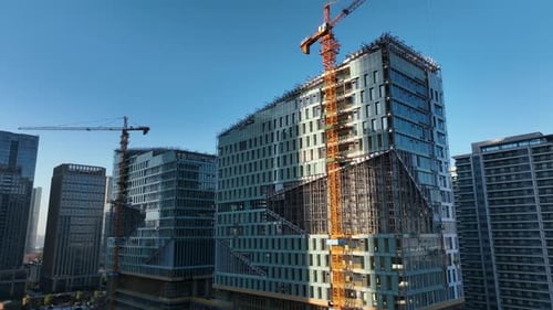 Moderne Hochhauskonstruktion, Fertigstellung der Glasfassade und Bau des Kerns
