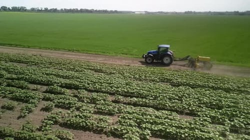 Der Grader arbeitet mit dem Traktor und ebnet die Feldstraße
