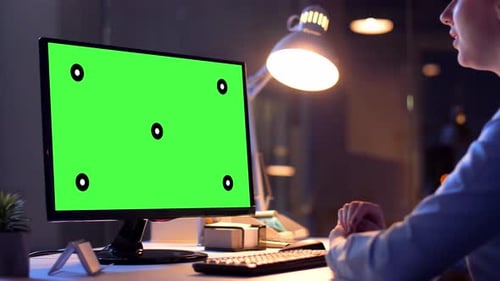 Geschäfts-, Termin- und Technologiekonzept - Geschäftsfrau mit Chroma Key-Green Screen auf dem Computer...