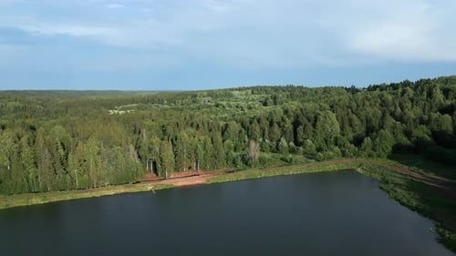Uma bela paisagem florestal tranquila com um lago sereno e tranquilo em seu clipe central