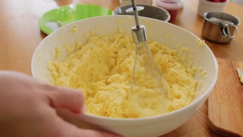 Konzept für Kulinarik, Backen und Kochen von Lebensmitteln — Butter mit Stick von Hand vermischen