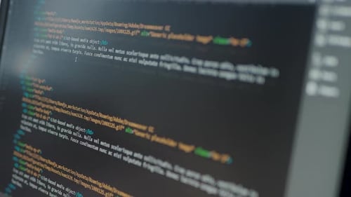 El desarrollador está buscando el Código HTML en la pantalla de la computadora. Código de página web HTML: código de programación con desplazamiento