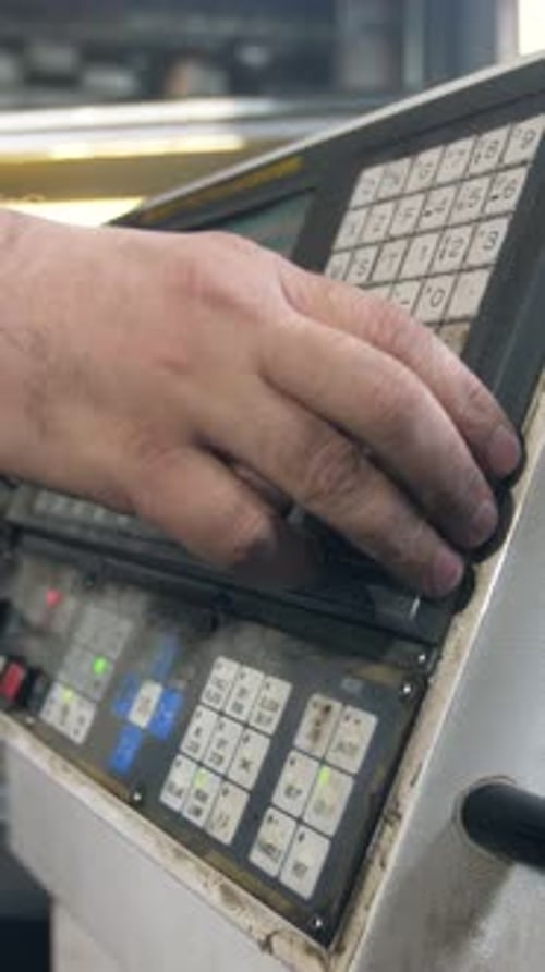 El operador administra los controles de la maquinaria en un taller industrial durante las operaciones diurnas