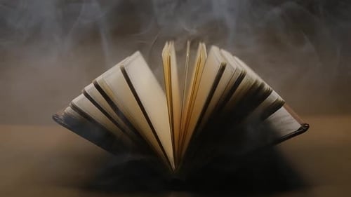el misterioso libro envuelto en humo