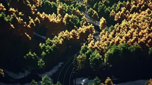 Uma vista aérea de uma estrada nas montanhas Belo pôr do sol