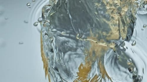 Primer plano del agua que cae de plátano amarillo