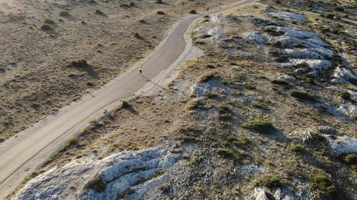 Leere Straße in der Wildnis und Läuferin am frühen Morgen Drohnenaufnahmen