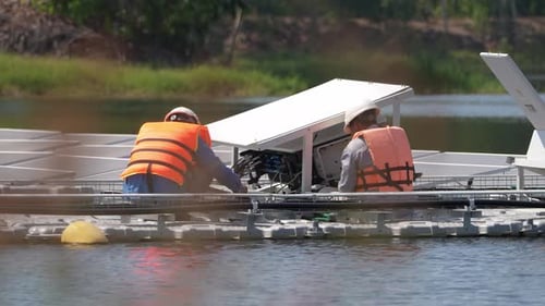 Schwimmendes Solarpanel auf dem Teich. Lokale Techniker arbeiten an schwimmenden Solarmodulen.