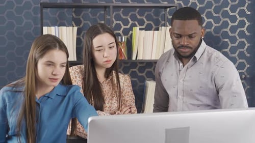 Multiethnische Menschen, die im Büro zusammenarbeiten, im Team arbeiten.