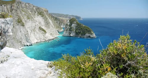Hermosos acantilados de piedra blanca en la escarpada costa de la isla de Zakynthos y el mar Jónico.