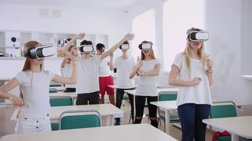 Students Experience Virtual Reality in Classroom Setting