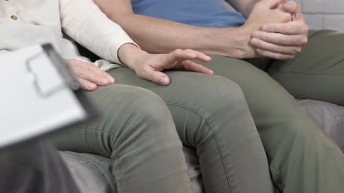 Schreiendes Paar beim Psychologen