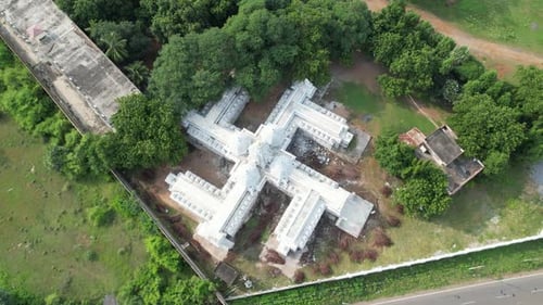 Vue aérienne prise par un drone d'un temple vu du haut, entouré d'arbres.