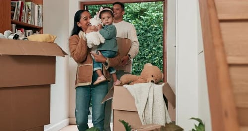 Mudanza, venta y casa nueva con familia en la puerta de entrada para futuro, inversión y bienes raíces