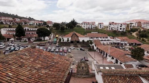 Hermosa vista aérea de Guatavita, una hermosa ciudad colonial en Colombia