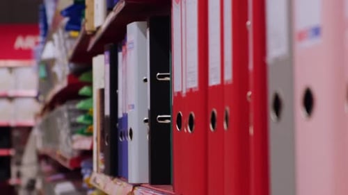 Weibliche Hände kaufen Schreibwaren für das Büro