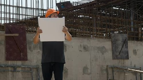 Selbstbewusster Bauingenieur überprüft die Arbeiten auf der Baustelle.
