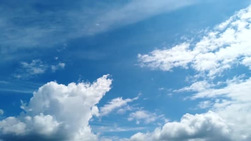 Ciel bleu avec des nuages qui se déplacent rapidement. Motiontimelapse à la campagne en Allemagne.