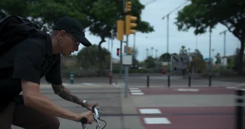 Junger Mann fährt Pendlerfahrrad in der Stadt