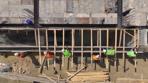 Luftbild: Baustelle für ein Wohnhochhaus für Arbeiter mit Fokus