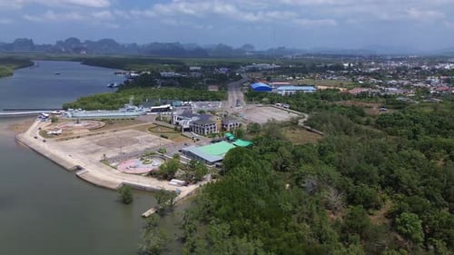 Vue aérienne par drone du musée des navires de guerre HTMS Lanta près de l'embarcadère des ferries de Klong Jilad dans la ville de Krabi, en Thaïlande