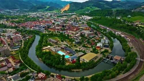 Vista aérea de la hermosa ciudad industrial de Leoben en las montañas del centro de Austria con Heavy