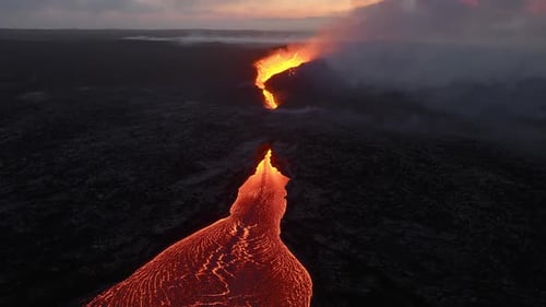 Erupção de vulcão Lava incandescente em brasa irrompe do solo. Drone sobrevoa cratera ativa