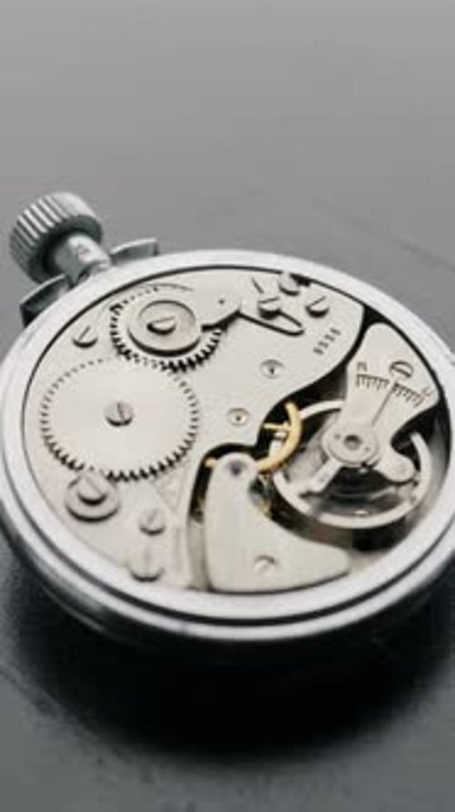 Drehbarer Stoppuhrmechanismus im Vintage-Stil mit komplexen Makro-Gangdetails