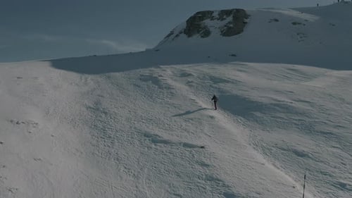 Montagne enneigée en hiver à Sinaia, en Roumanie. Photographié par le Drone DJI Mavic 2 Pro