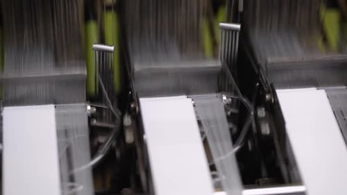 Nahaufnahme des Knetens von Stofffäden mit schneller automatisierter Bewegung