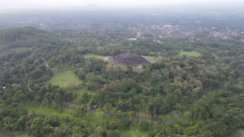 Luftaufnahme des Borobudur-Tempels in Java, Indonesien. Weitwinkelaufnahme mit Blick auf den Wald.
