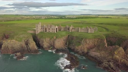 Luftaufnahme einer Slains Castle Ruine bei Sonnenaufgang, Aberdeenshire, Schottland