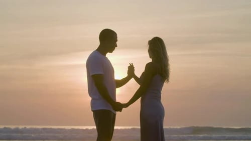 Beau couple caucasien se tenant la main au bord de la mer