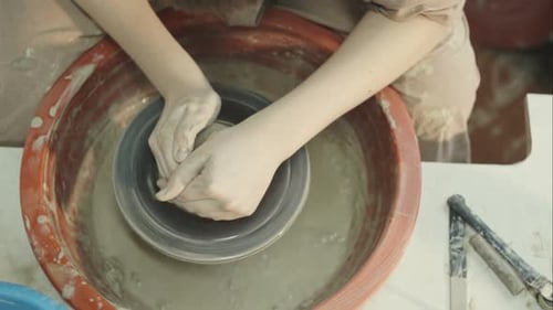 Hands of Young Potter a été produit sur Range of Pot