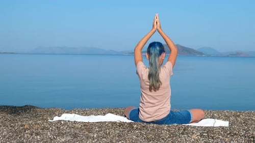 Meditationszeit auf Kieselsteinen sitzend