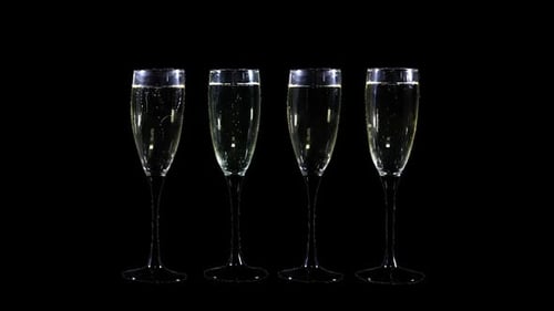 Flûtes à champagne élégantes sur fond noir