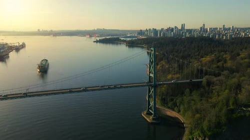 Luftaufnahme der Lions Gate Bridge und des Stanley Park at Dawn, Kanada