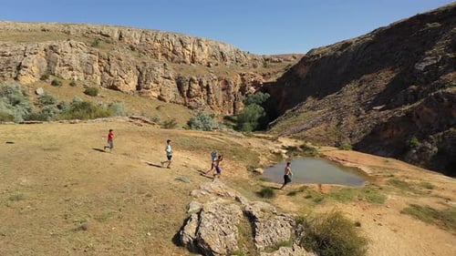 Vue aérienne d'enfants qui courent pour jouer dans l'eau